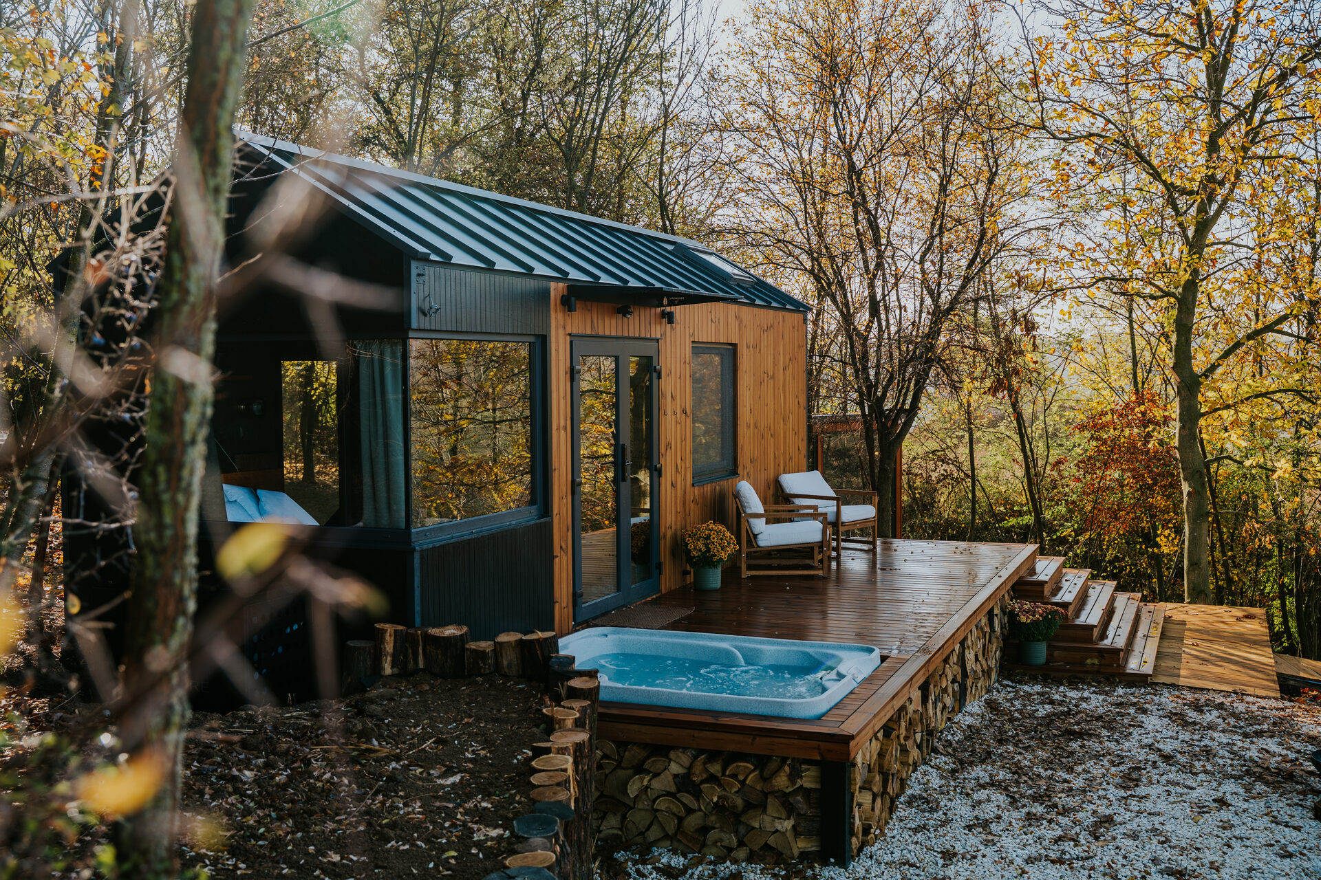 Feelmore faház a Bükk-vidéken — prémium faház jakuzzival és terasszal, őszi erdő közepén